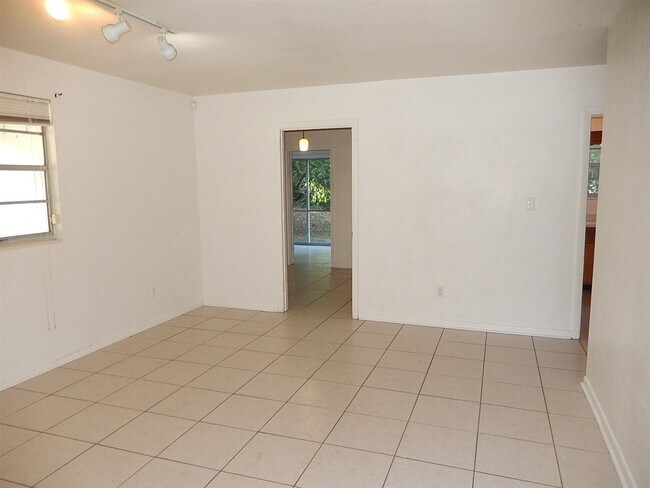Building Photo - 2341 Yorkshire Dr
