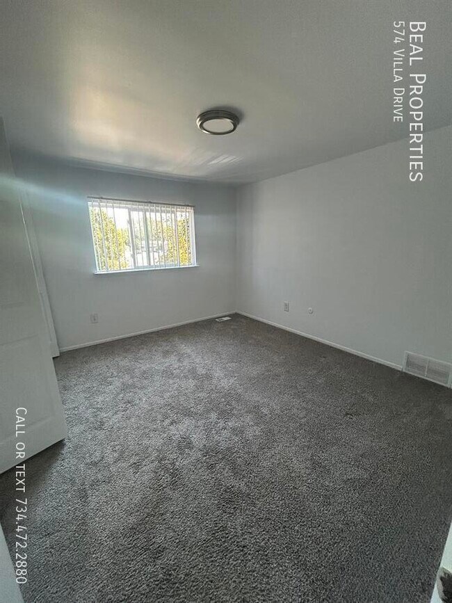 Building Photo - 574 Villa Dr