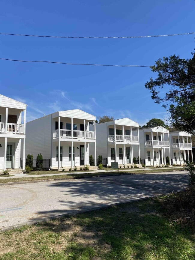 Building Photo - 1047 S Hollywood Ave