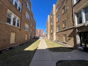 Building Photo - 1705 W Albion Ave