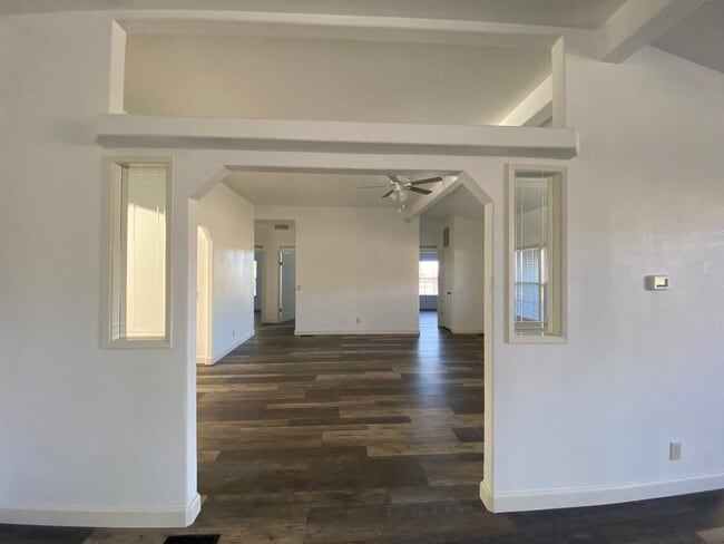 Building Photo - Spacious 4 bedroom 2 bathroom Paynes Creek...