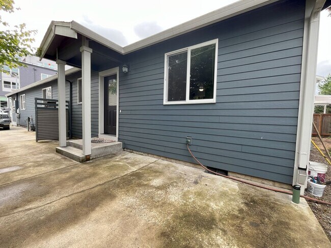 Foto del edificio - Charming SE Bungalow 3 Bed 2 Bathroom with Washer & Dryer