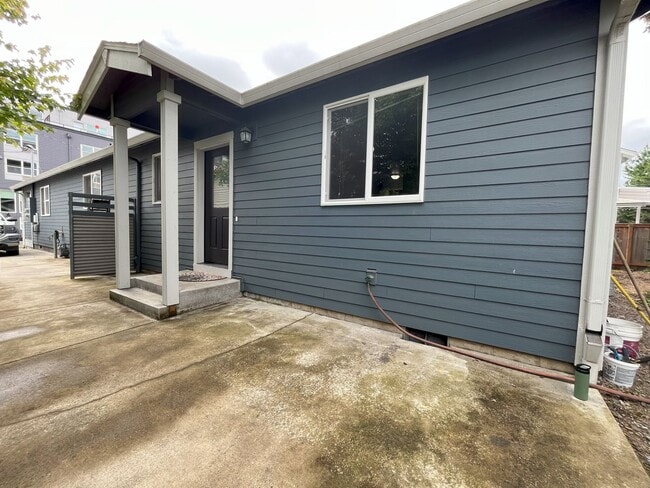 Building Photo - Charming SE Bungalow 3 Bed 2 Bathroom with Washer & Dryer