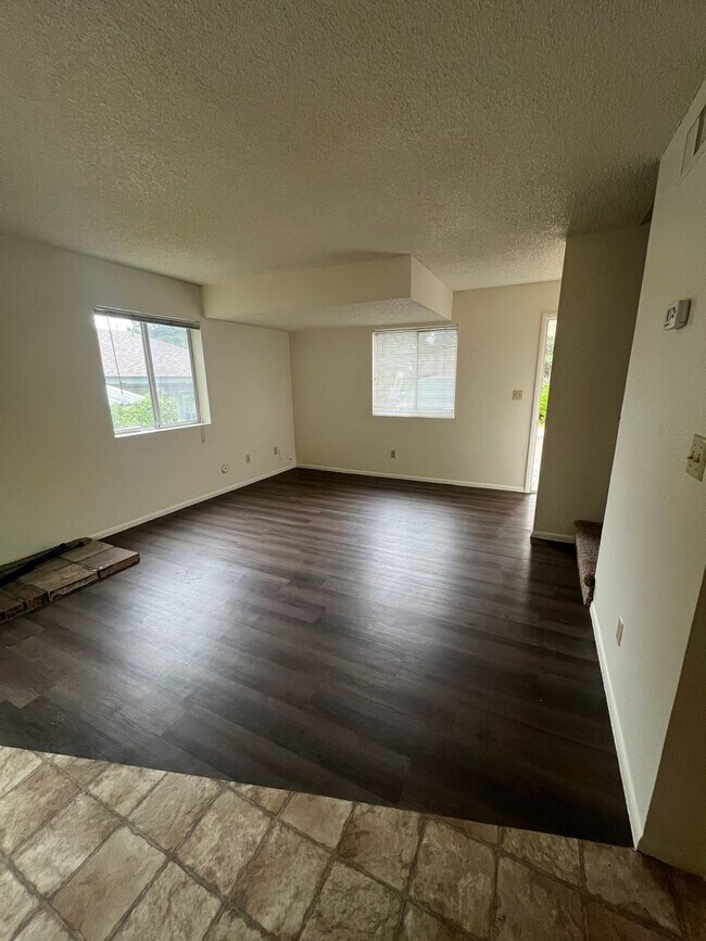 Foto del edificio - $2,125 - 3 Bedroom/1.5 Bath and Backyard. Christmas Tree Estates.