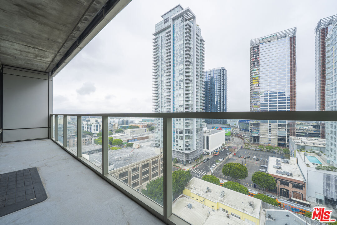 Foto principal - 1155 S Grand Ave