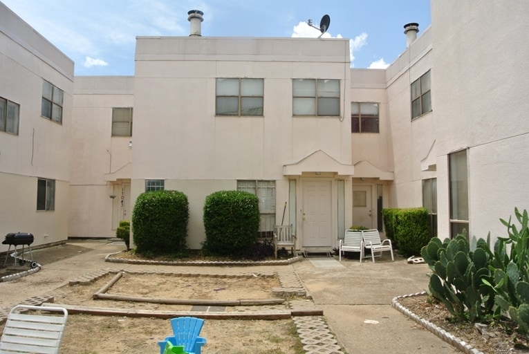 Primary Photo - 11043 Albury Dr