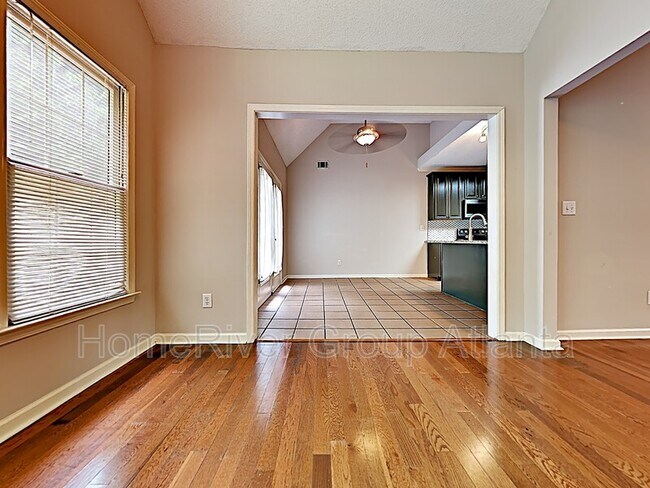 Building Photo - 709 Deerwood Dr