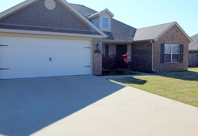 Building Photo - Stunning 4 Bed 2 Bath Home on Quiet Street!