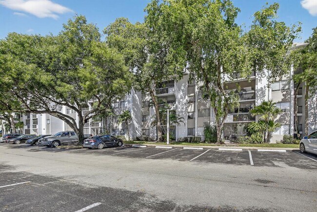 Foto del edificio - 711 N Pine Island Rd
