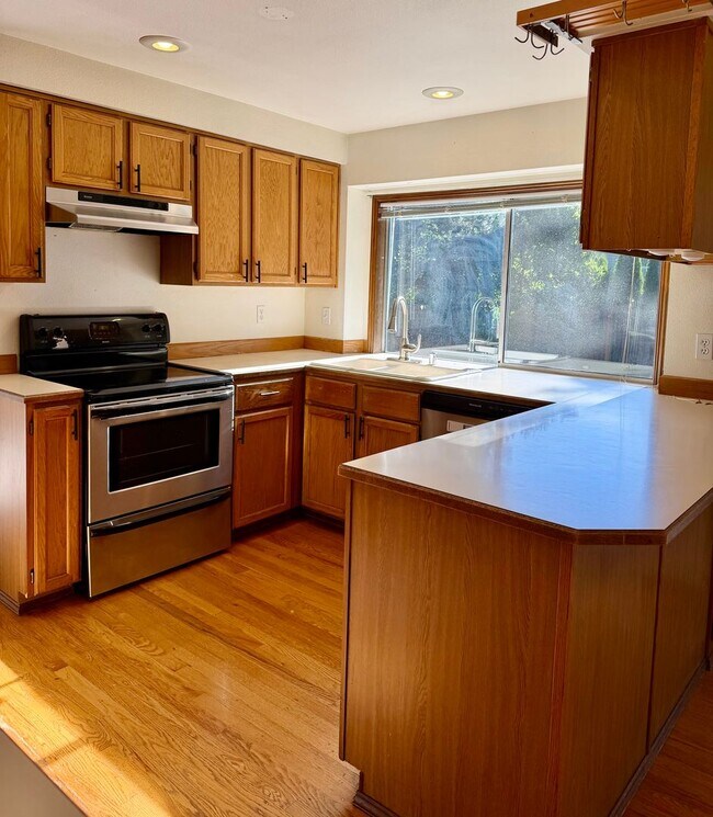 Building Photo - 4 Bed / 2.5 Bath Education hill in Redmond 2-story home $4,295/month