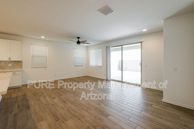 Foto del edificio - 10155 W Crittenden Ln