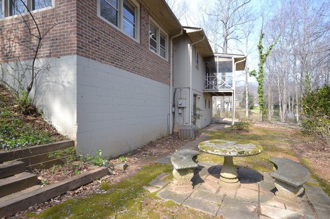 Building Photo - 739 Peniel