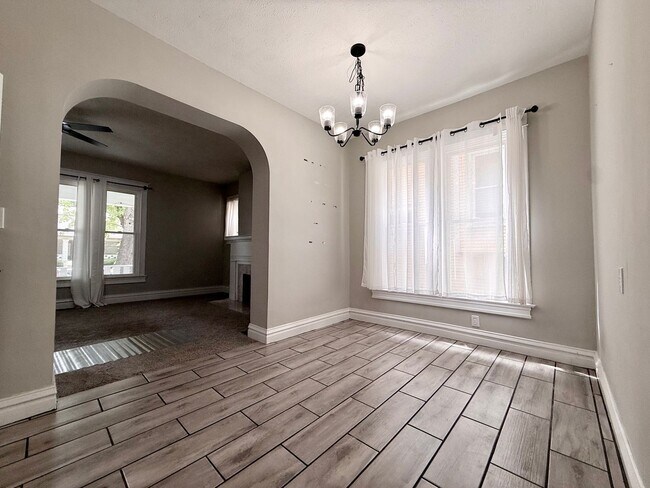 Building Photo - **Hawthorne Place** Pet Friendly 5 Large Bedrooms 2 Full Baths!