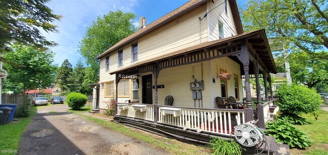 Foto del edificio - 1 br, 1 bath  - 16 Hallock Ave 1