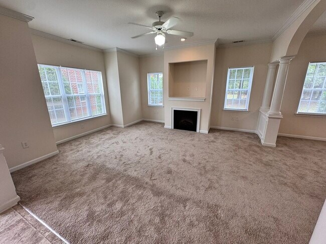 Building Photo - 3 Bed End Unit Town Home- AVAILABLE FOR FA...