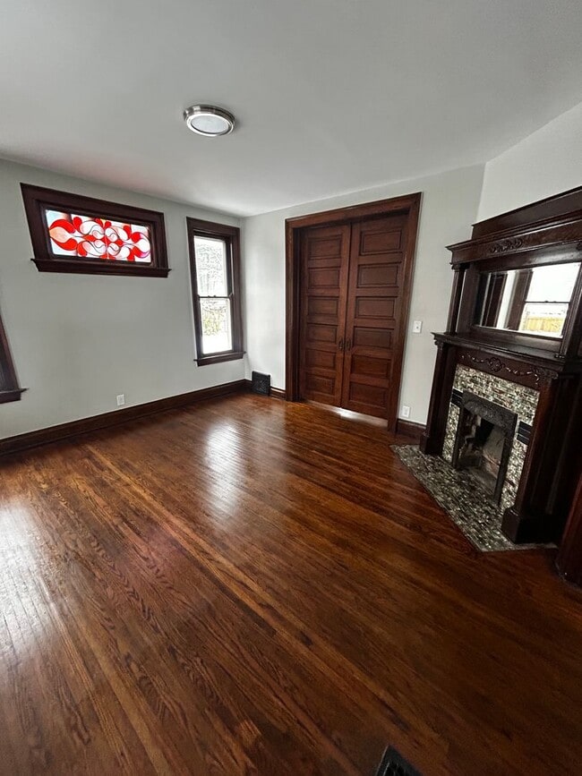 Foto del edificio - BEAUTIFUL RENOVATED NEW 4 BEDROOM 2 BATH HOUSE QUIET NEIGHBORHOOD