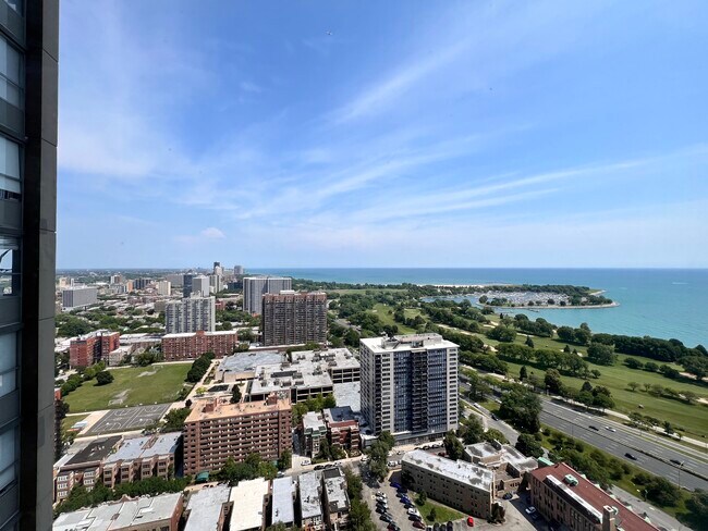 Foto del edificio - 655 W Irving Park Rd