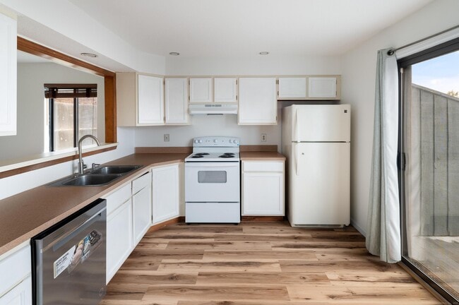 Building Photo - 8 Driftway Rd