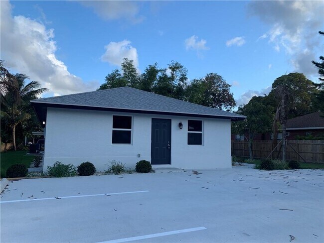 Building Photo - 2404 Saranac Ave