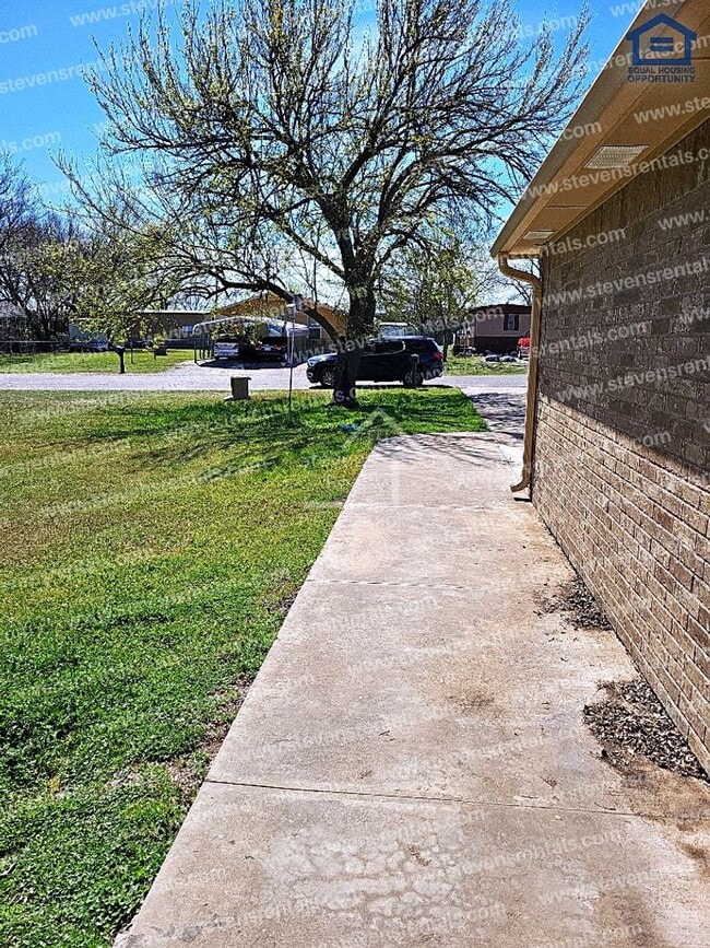 Building Photo - 411 SW Garfield Ave