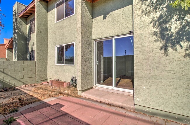 Foto del edificio - 2202 W Glenrosa Ave