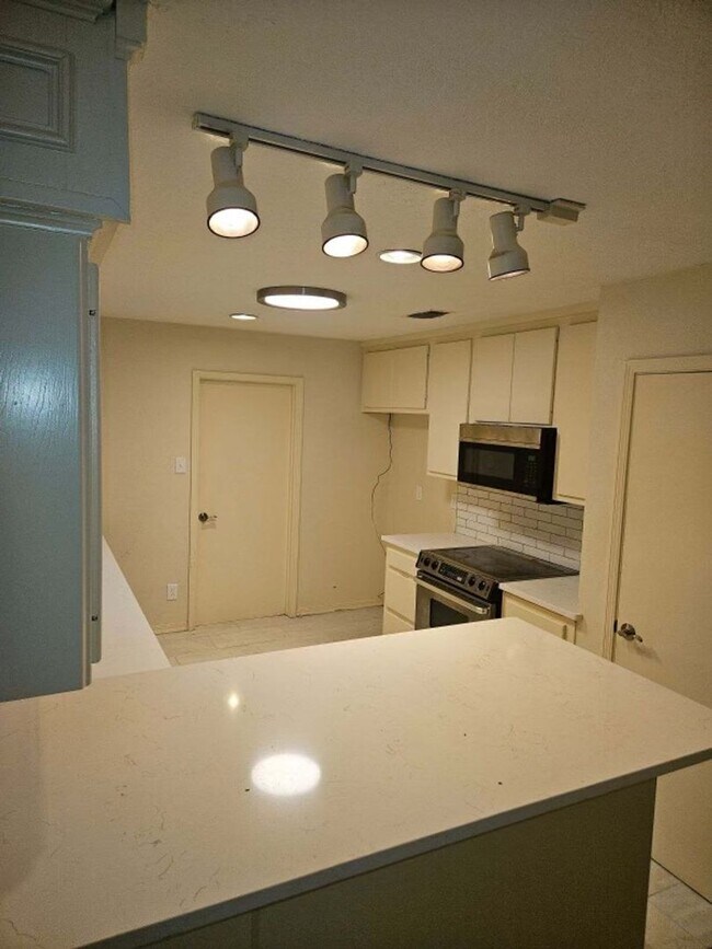 Foto del edificio - 613-613 Kings Mountain Dr