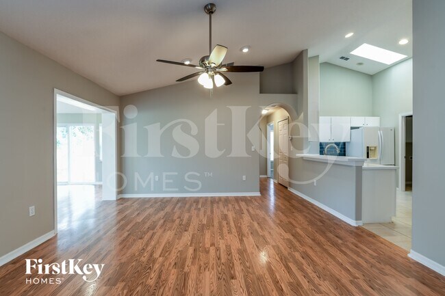 Foto del edificio - 15105 Greater Groves Blvd
