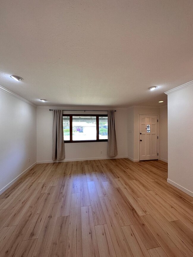 Building Photo - Three bedroom home