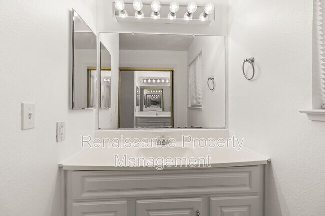 Building Photo - 445 W Deerwood Ln