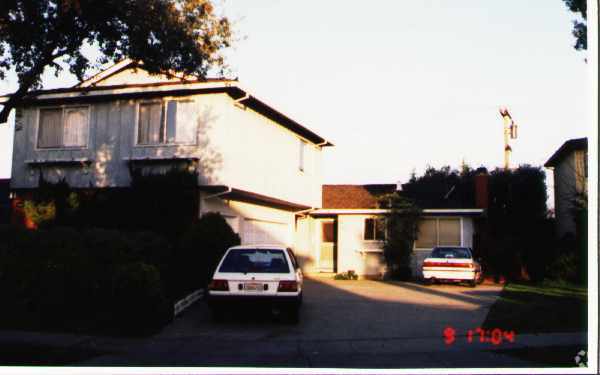 Foto del edificio - 1480-1482 Falcon Ct