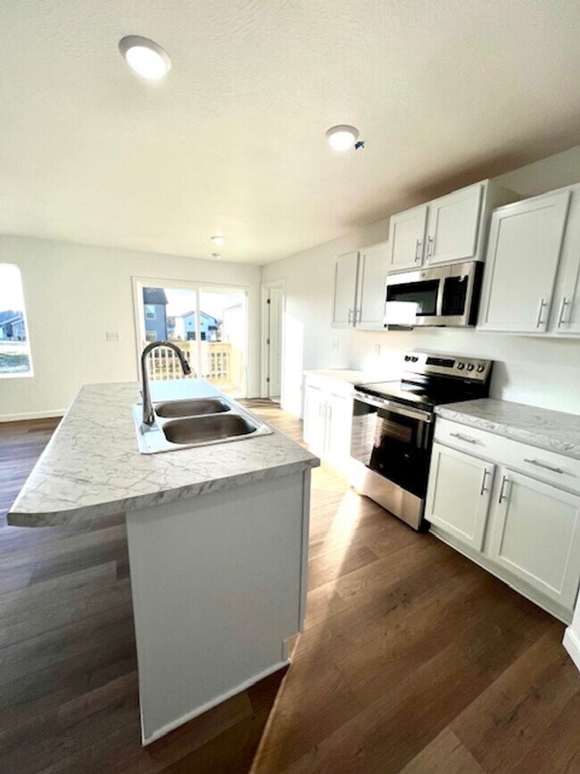 Foto del edificio - 478 Lennox; Willard - NEW Home - HOA - Community Pool - 4Bed 2Bath 3Car Garage