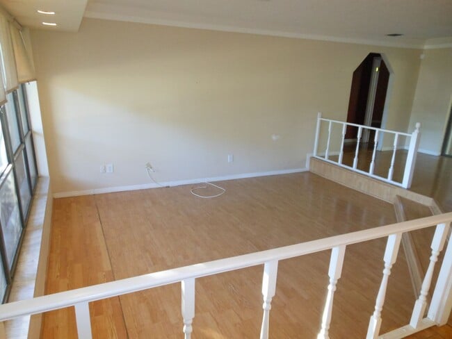 Building Photo - CHARMING 2 BEDROOM POOL HOME IN THE HEART OF JENSEN BEACH