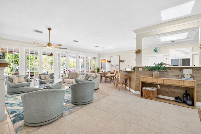 Foto del edificio - 5165 Sandy Cove Ave