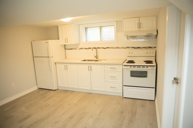 Building Photo - 14 Castille Ave