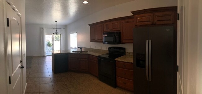 Building Photo - Beautiful 3 bed, 2.5 bath townhome, end unit! Very close to the pool!