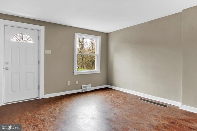 Building Photo - Coming Soon - Cozy 2 Bedroom, 1 Bath Townh...