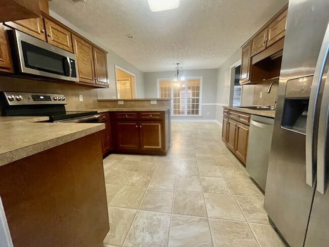 Building Photo - Midland area 4 bedroom 3 bath with 2 car g...