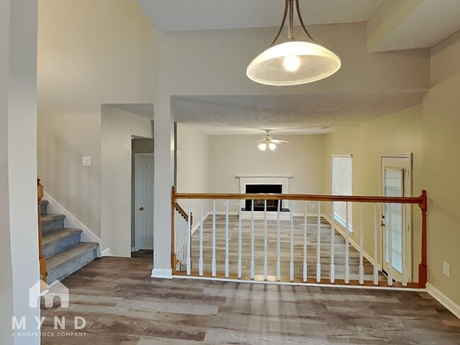 Building Photo - 723 River Valley Dr