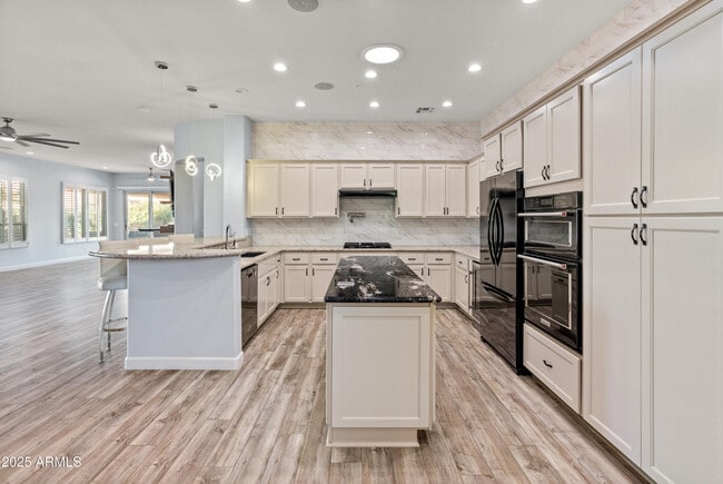 Building Photo - 12073 W Desert Mirage Dr