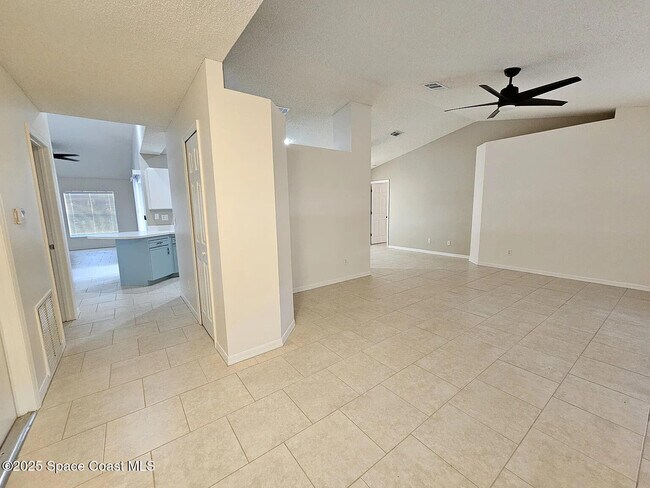 Foto del edificio - 4343 Blue Lake Dr