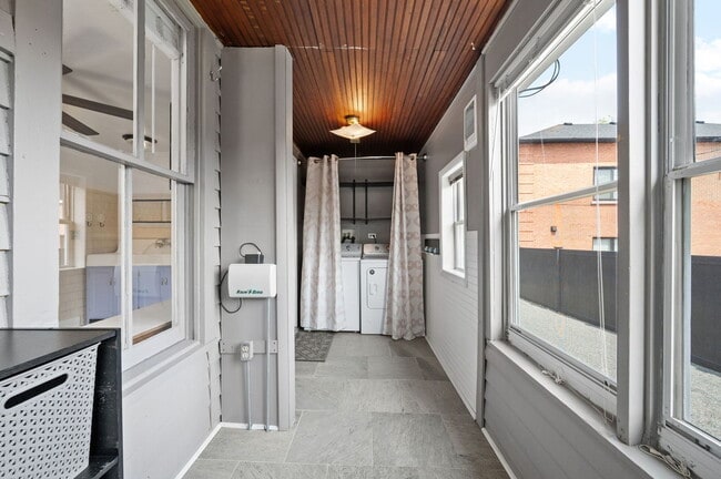 Foto del edificio - 809 W Touhy Ave