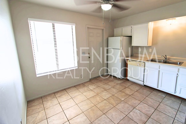Foto del edificio - Charming & cozy 2-bedrooms, 1-bath triplex...