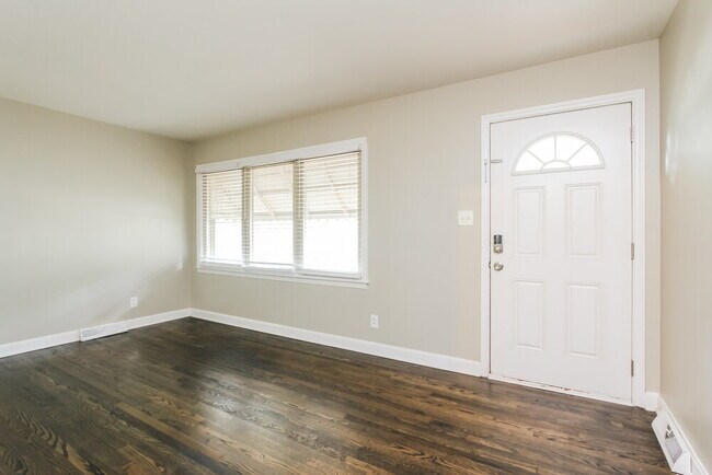 Building Photo - 3924 Broadview Dr