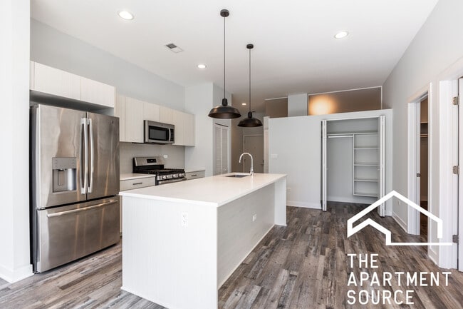 Building Photo - 2247 W Lawrence Ave