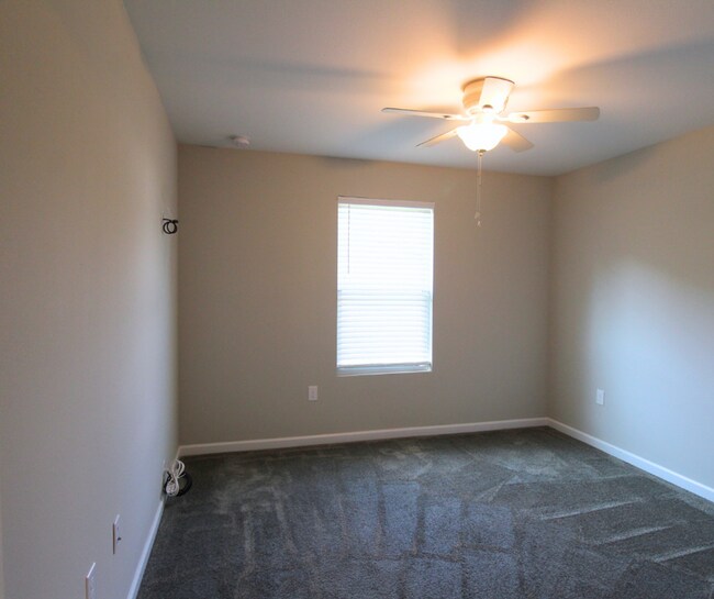 Foto del edificio - Coming Soon! 3 Bedroom Duplex with Garage!