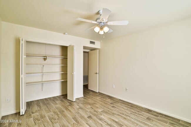 Building Photo - 9860 N 105th Ave