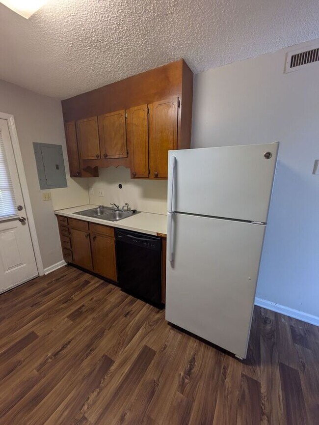 Foto del edificio - Lower Level 1BD/1BA Apartment in Westmont Apartments