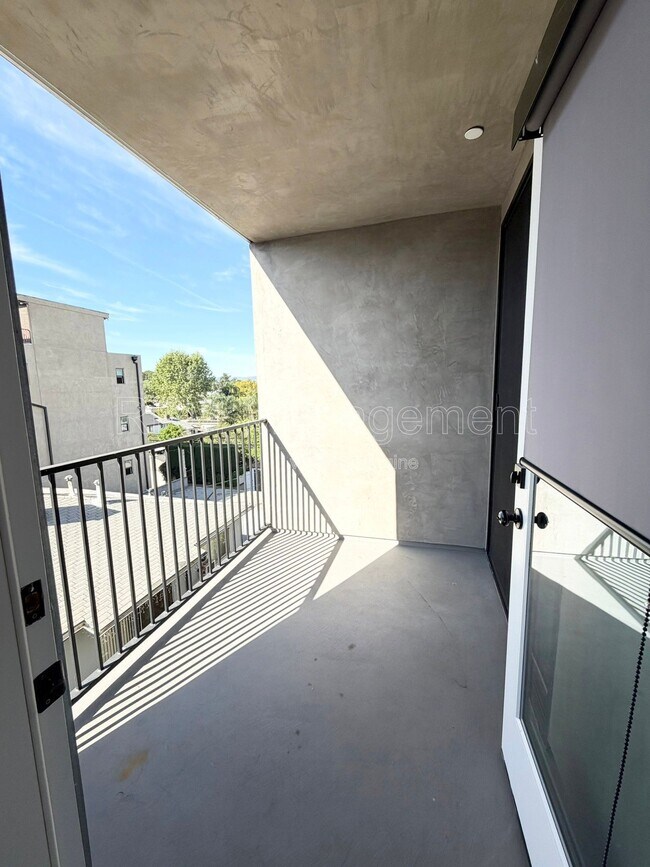 Foto del edificio - 5923 Laurel Canyon Blvd