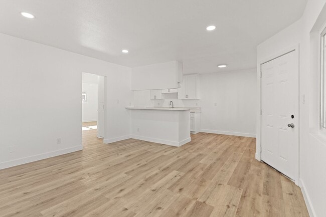 Building Photo - 927 Daisy Ave