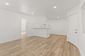 Building Photo - 927 Daisy Ave